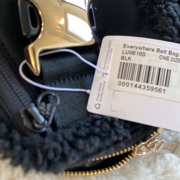 ❤️ Lululemon Fleece Everywhere Belt Bag Black Gold NWT - Picture 2 of 8